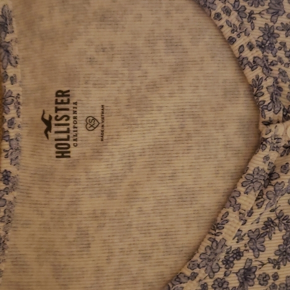 𝅺hollister Short Sleeve Button Up - Picture 3 of 3